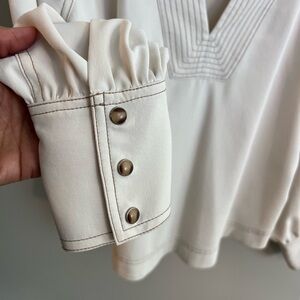 Beautiful made Veronica Beard V neck Cream top